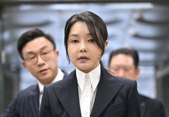 金建希绝地反击，一把扯下韩国政治的遮羞布！ 李在明两口子，可能也要遭殃。 