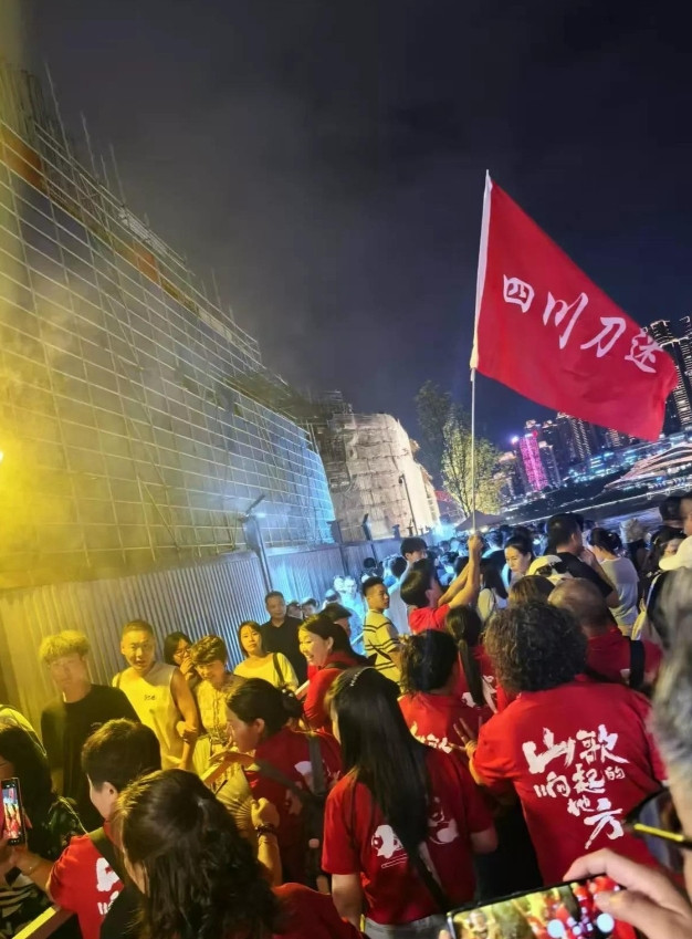 刀郎又玩神秘！重庆生日演唱会歌单捂到开场前，粉丝冒雨疯抢现场！这已经是第二场死