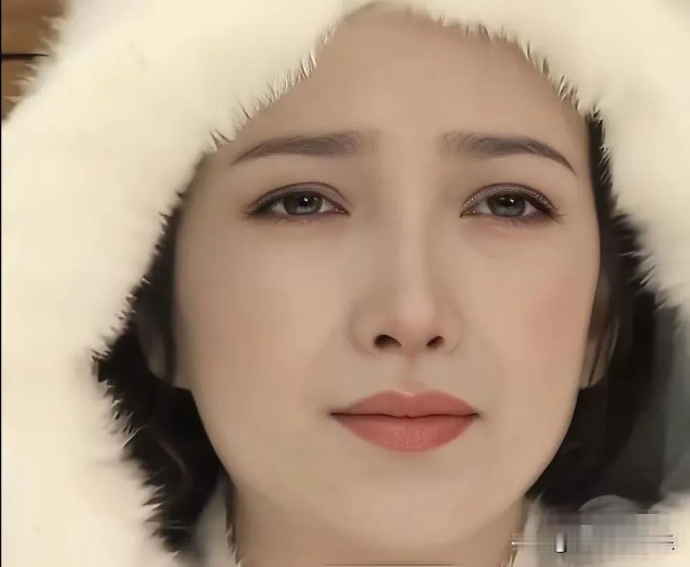 我妈说何晴的面相不太好，虽然长得倾国倾城但是眉间永远有一种淡淡的忧伤，这样的女人