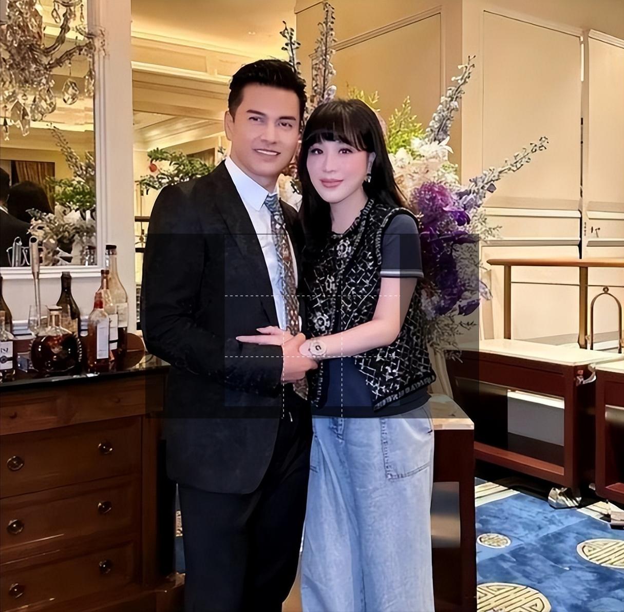 1998年，在一次饭局上，吕良伟认识了他的第三任妻子杨小娟，当时的吕良伟正处于事