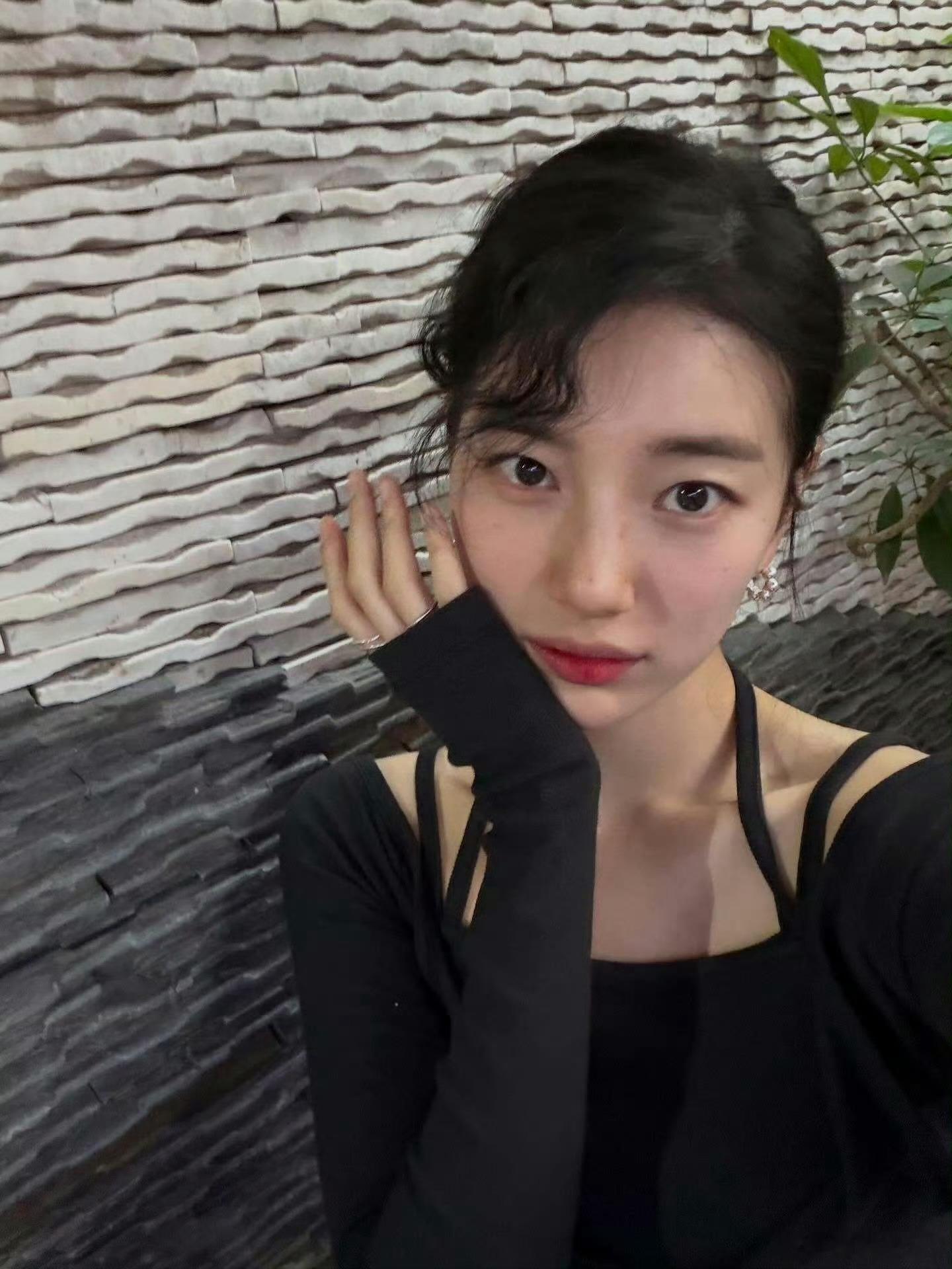 秀智又瘦了女神瘦的有点皮包骨了，虽然还是很漂亮，还是个更喜欢肉肉的秀智