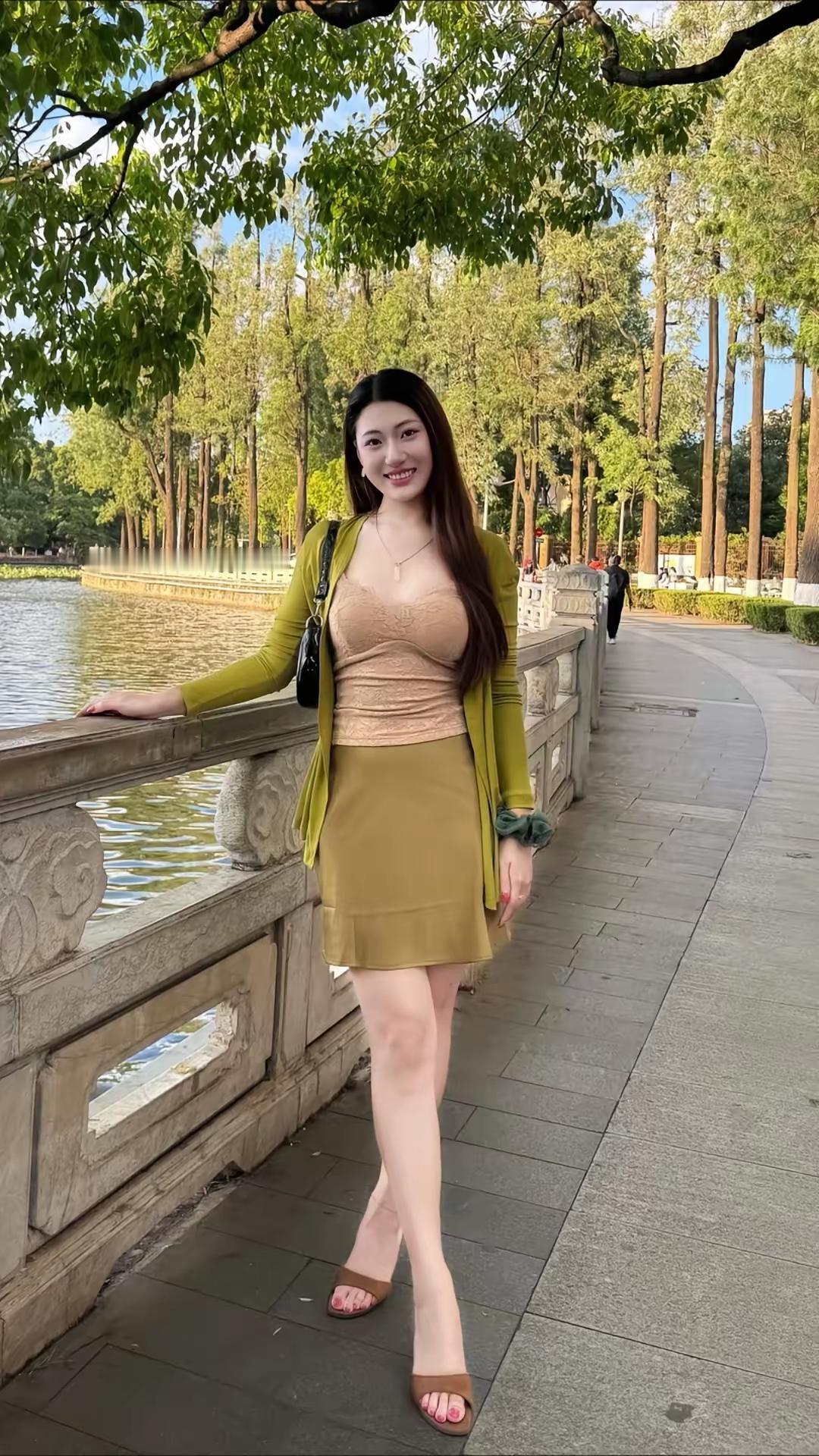 夏日穿搭指南：清新绿裙与自然景色完美融合
