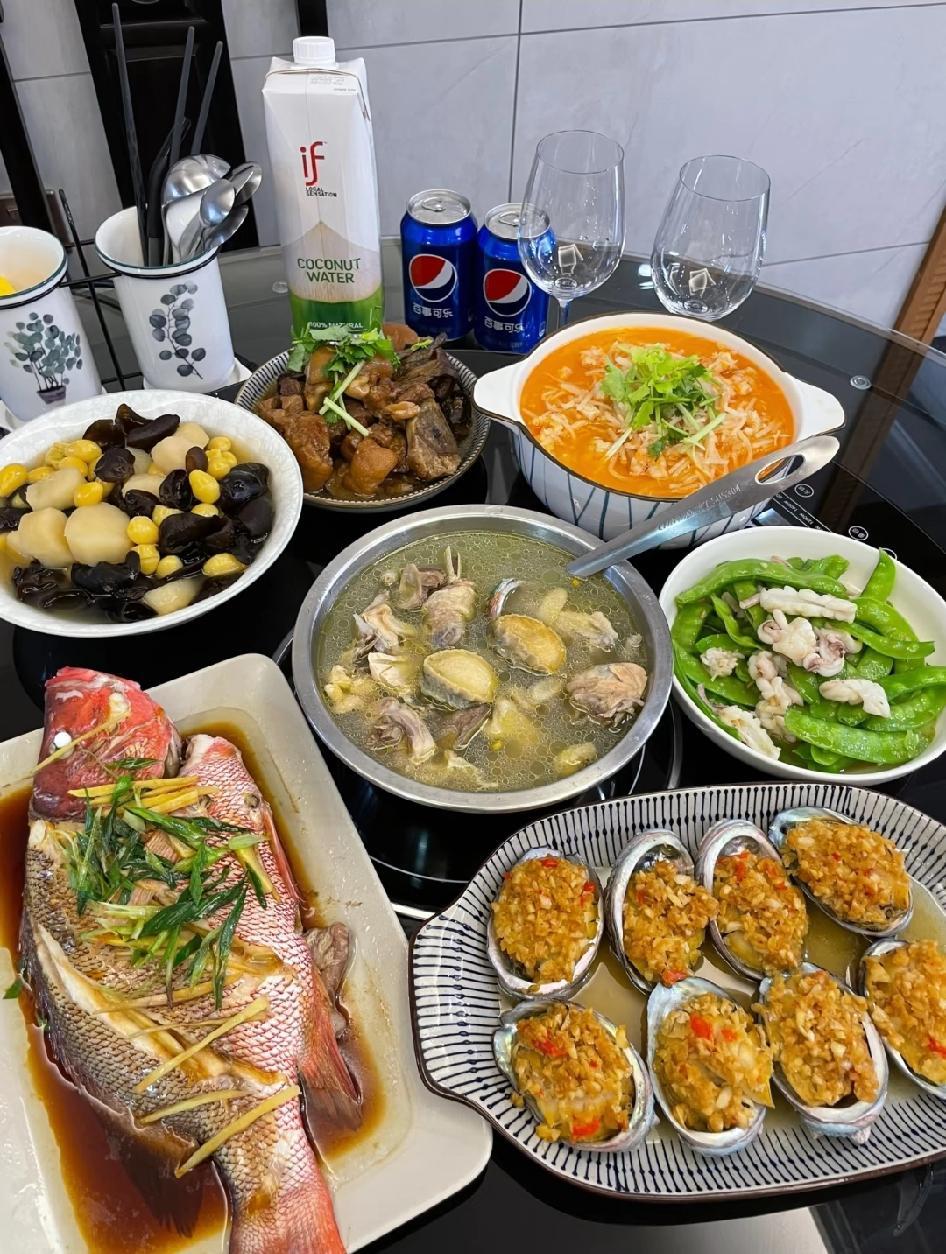 元旦这天，女儿女婿带着孩子回家吃团圆饭。饭桌收拾妥当，女婿突然从兜里掏出个信封，