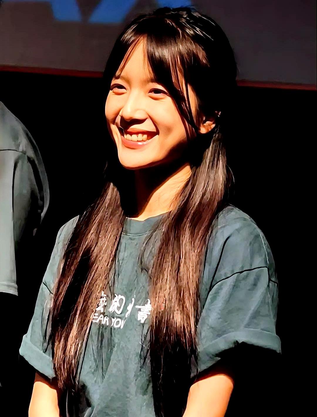 别轻易去翻李思潼的履历，真的，翻完很容易有点破防。我一个做娱乐的朋友见过她本人