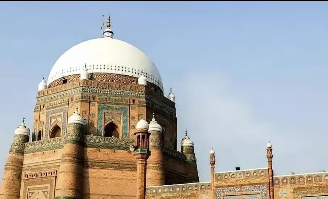 堂哥去巴基斯坦工地干活，不小心跟当地姑娘好上了，结果被对方全家逮住逼着结了婚。当