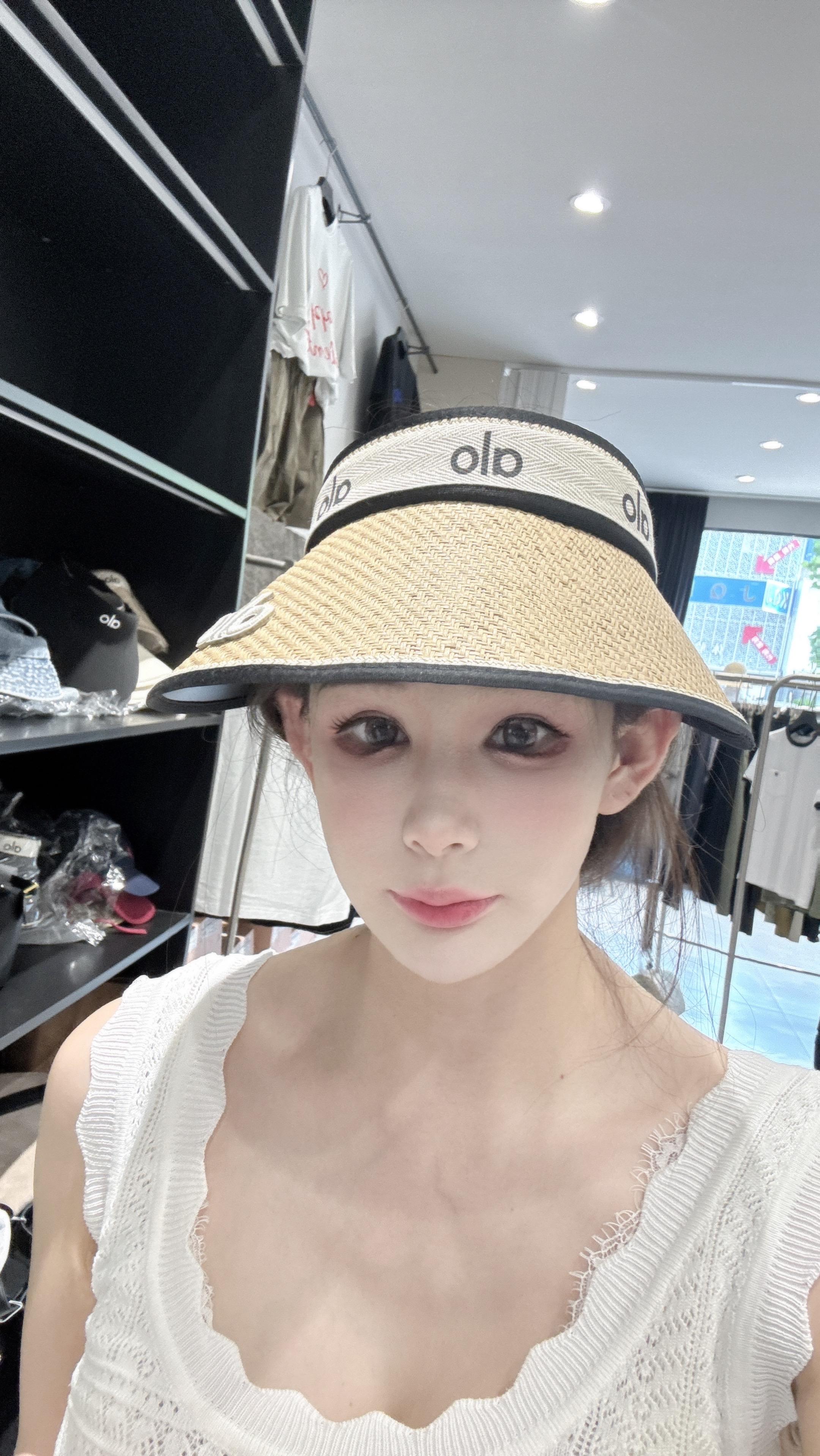 不值得就让他随风而去吧。人与人之间好像永远都无法正真共情 你有你的为难...