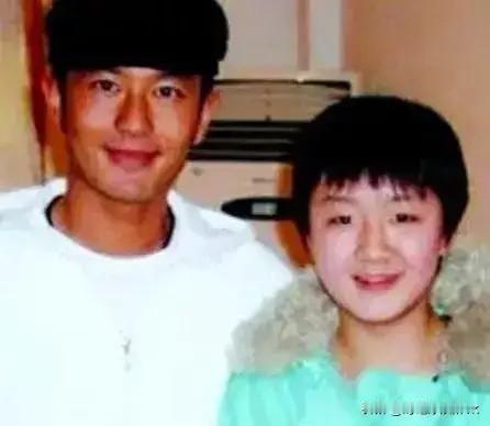 原来黄晓明的奶奶和陈梦的奶奶是亲姐妹，我一直以为他俩是表兄妹呀！一直说他俩是