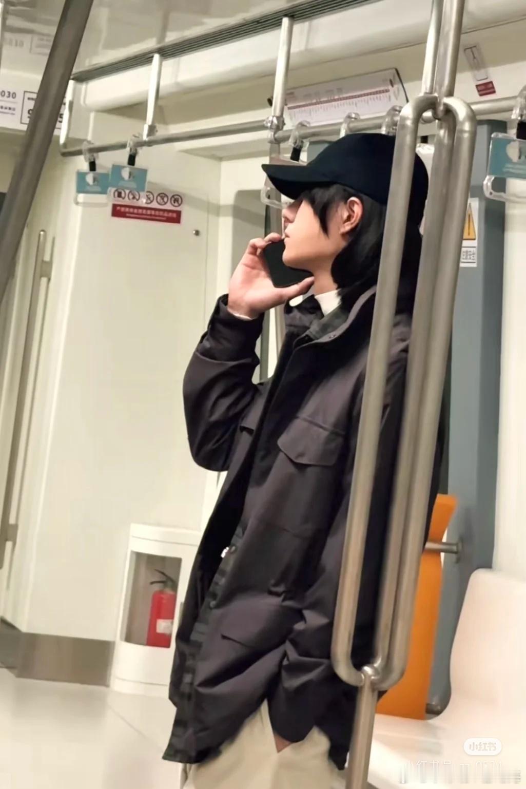 王一博地铁照，这是你们心目中的男朋友吗？​​​