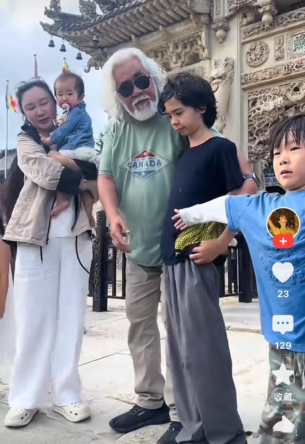 网友五台山偶遇张纪中带着老婆和四个孩子来游玩儿，期间，一家六口准备拍照，其中一个