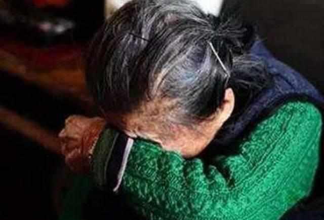 奶奶喂了东西给孩子, 八个月大的孩子离开了我们