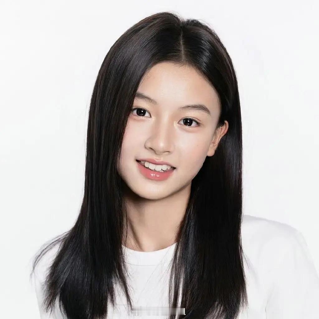 这个素人七七进圈有可能火吗之前街拍火得那个素人七七签公司了，这是她公式照