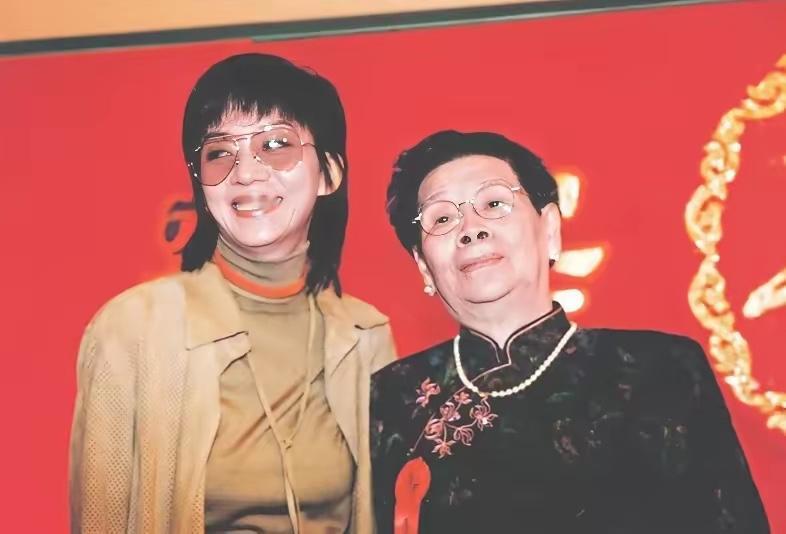 梅艳芳102岁母亲覃美金去世，一个月20多万不够花，晚年终于悔悟生前曾透露，家