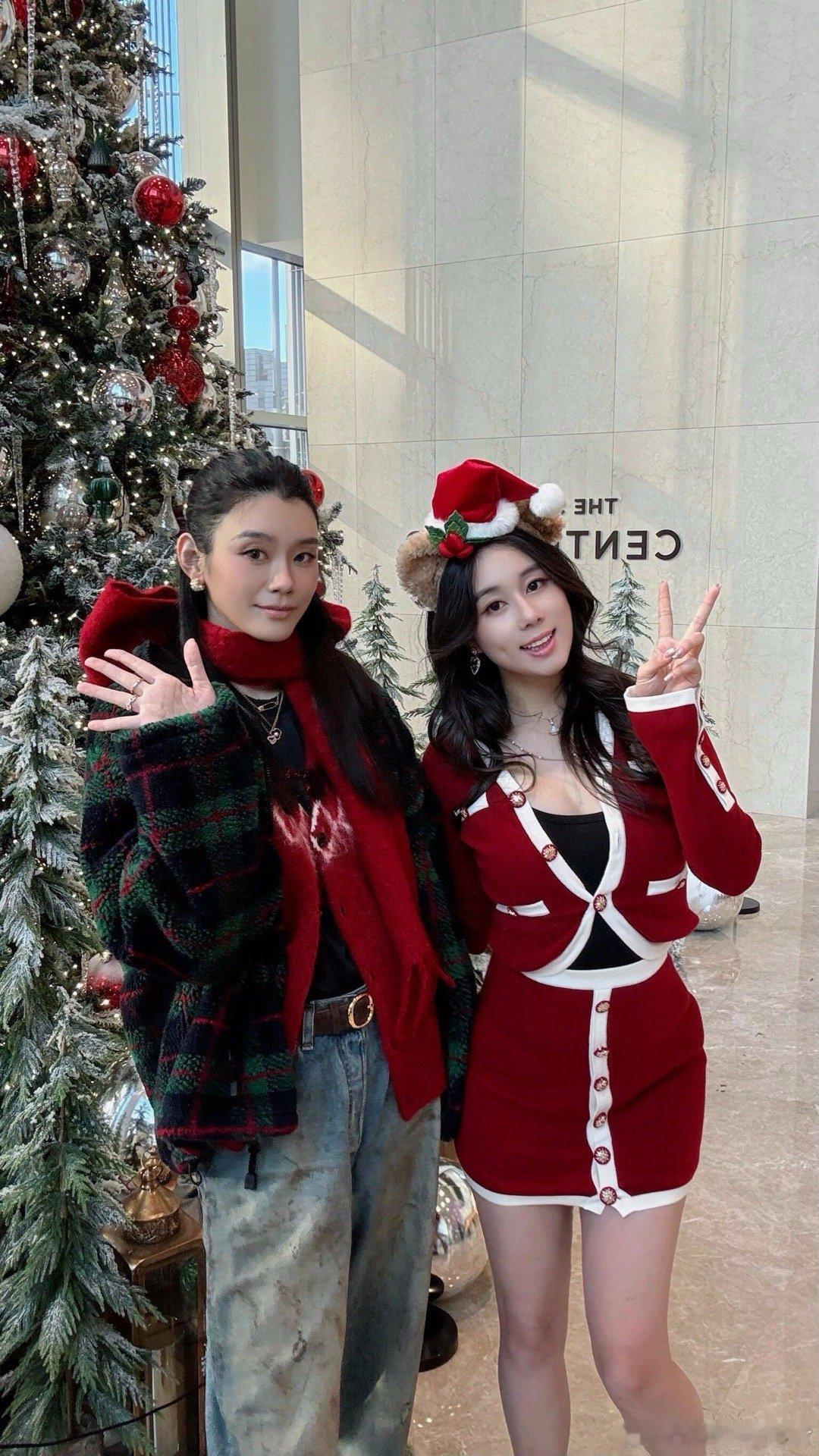 赌王四房更新圣诞照，奚梦瑶很聪明啊，为了不抢镜不抢风头，特意把自己裹的严严实实的
