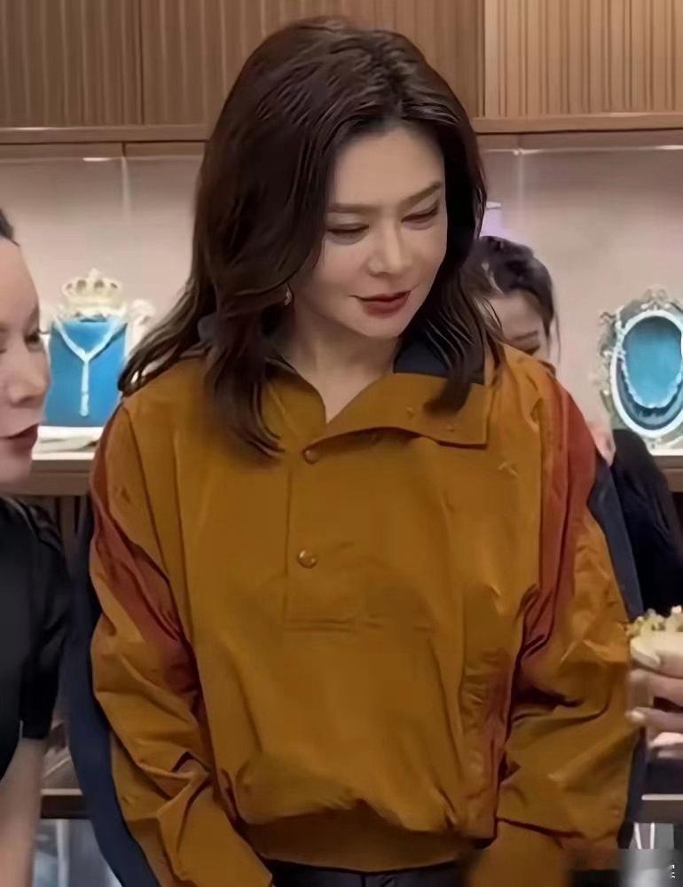 关之琳也算是美人迟暮啊香港第一美女脸崩了？她攥着上亿家产，竟也怕小男友跑路？别逗