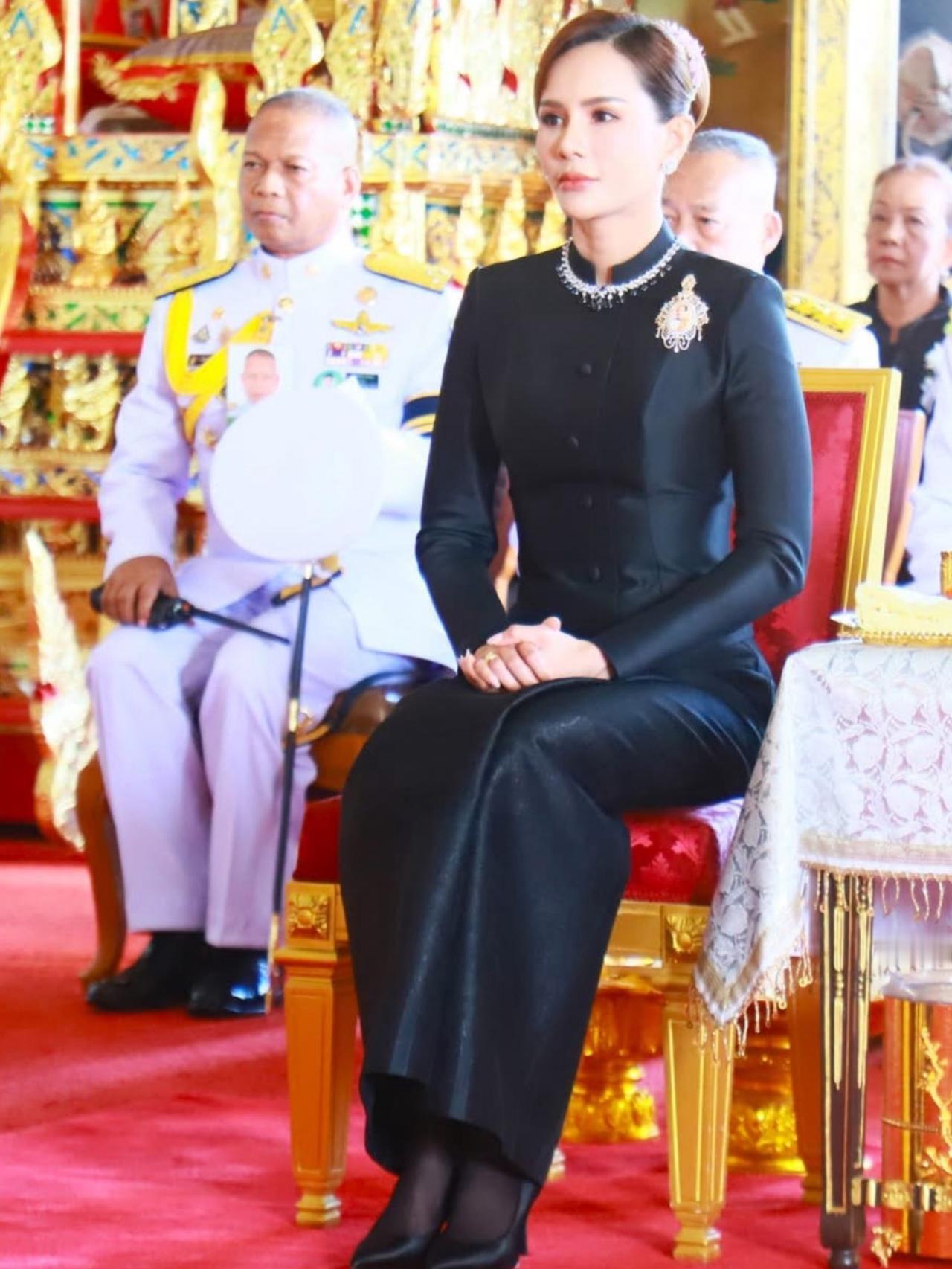 巴帕颂一袭黑丧服亮相，祭拜诗丽吉太后国王陛下恩准委任，坤英·巴帕颂·瓦查拉哈泰