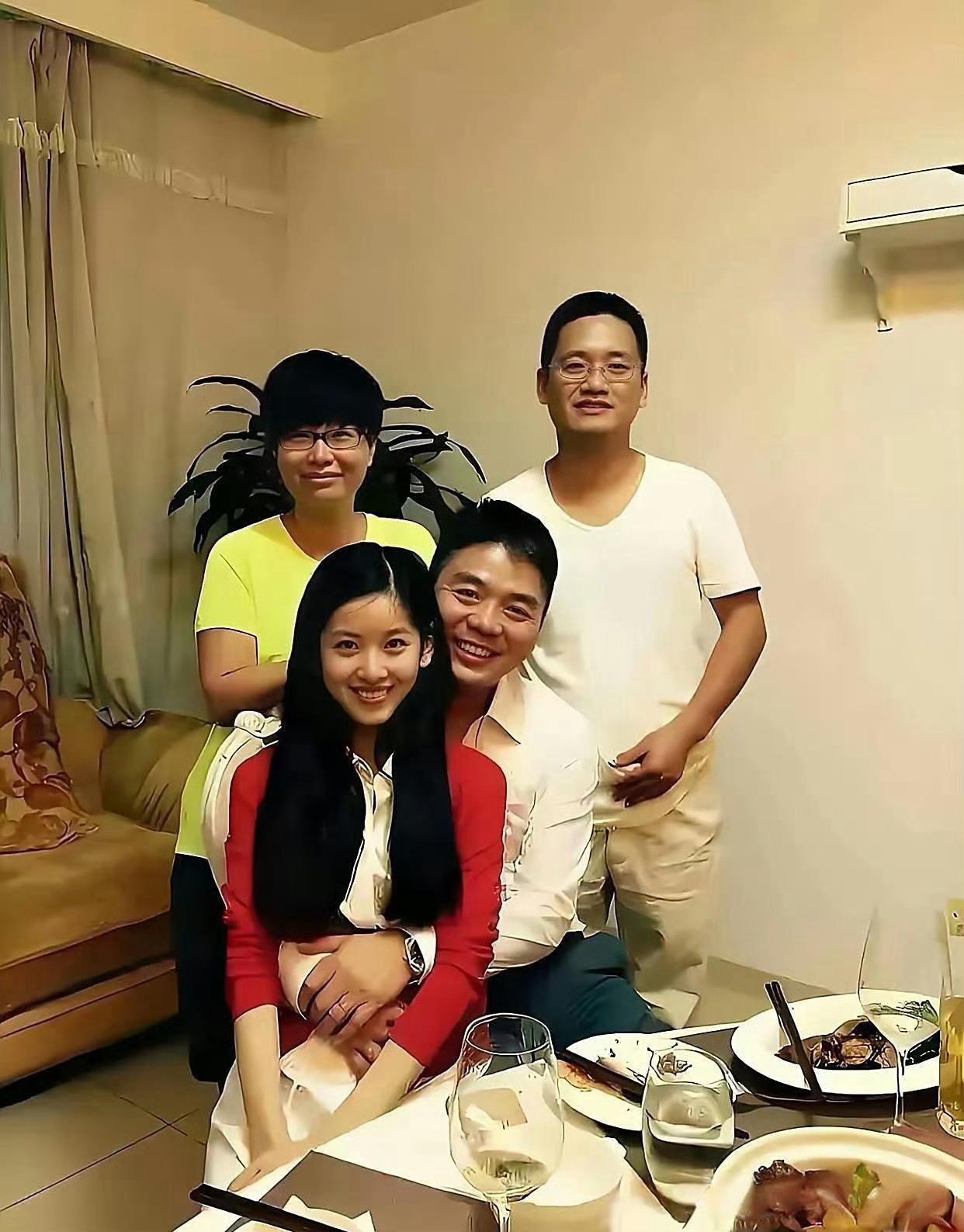 看到这张照片，你会不会好奇：当年功成名就的京东大佬刘强东，为何能吸引到还在清华读