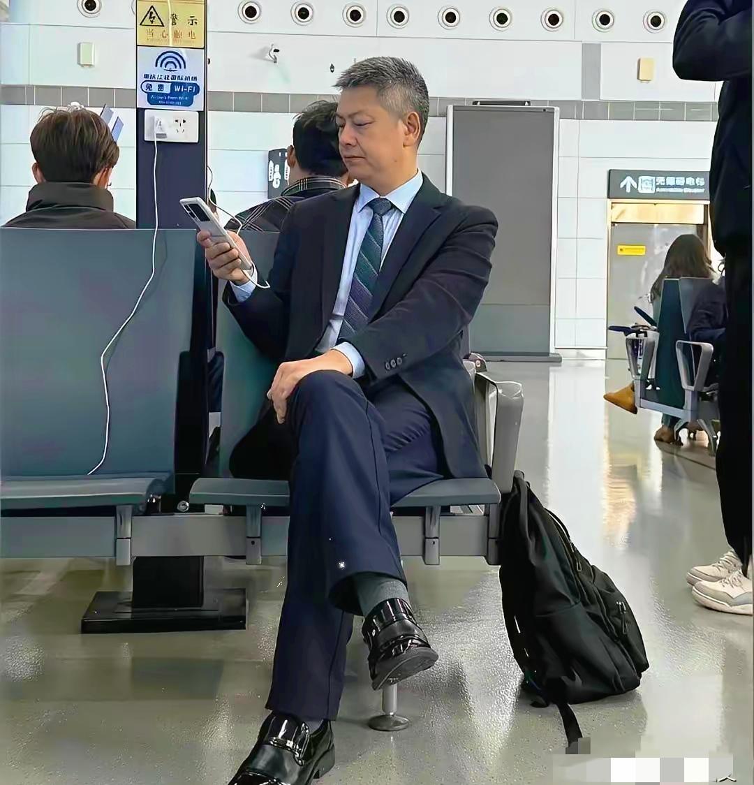 什么是素质？什么是教养？这位男士给出了答案。一身商务穿搭，一眼便看出这位男