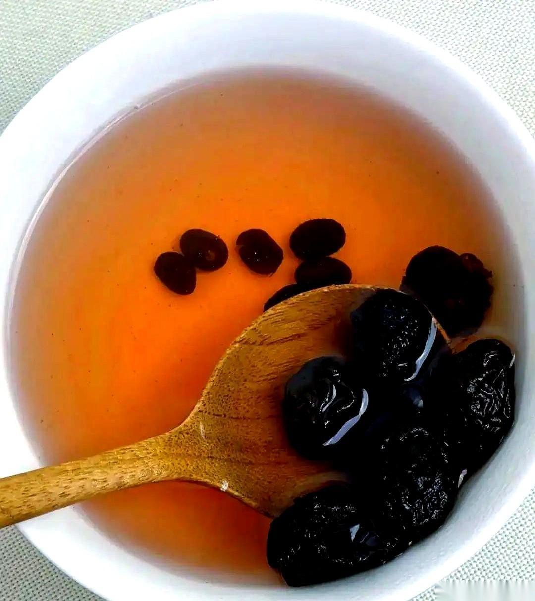 身体被抽干的感觉，你懂吗？嘴唇起皮，嗓子像有把小刷子在来回刮，皮肤干得掉白屑。