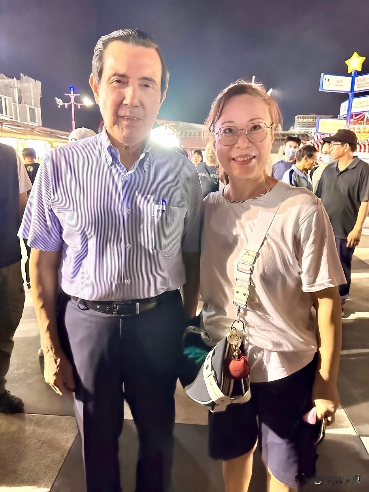 马英九昨天（8日）前往花莲县清水断崖东大门夜市，恰好被正在逛夜市的市民认出，随后