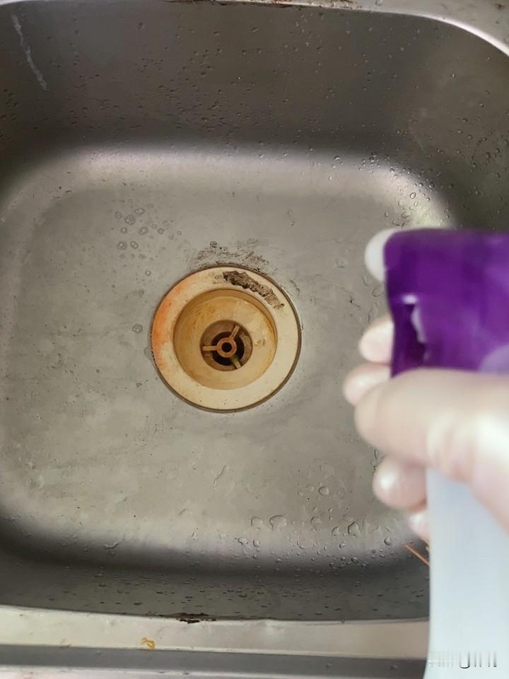 你们都是如何清理这个地方的，就是厨房的洗碗池，我家从来不在这里洗碗，因