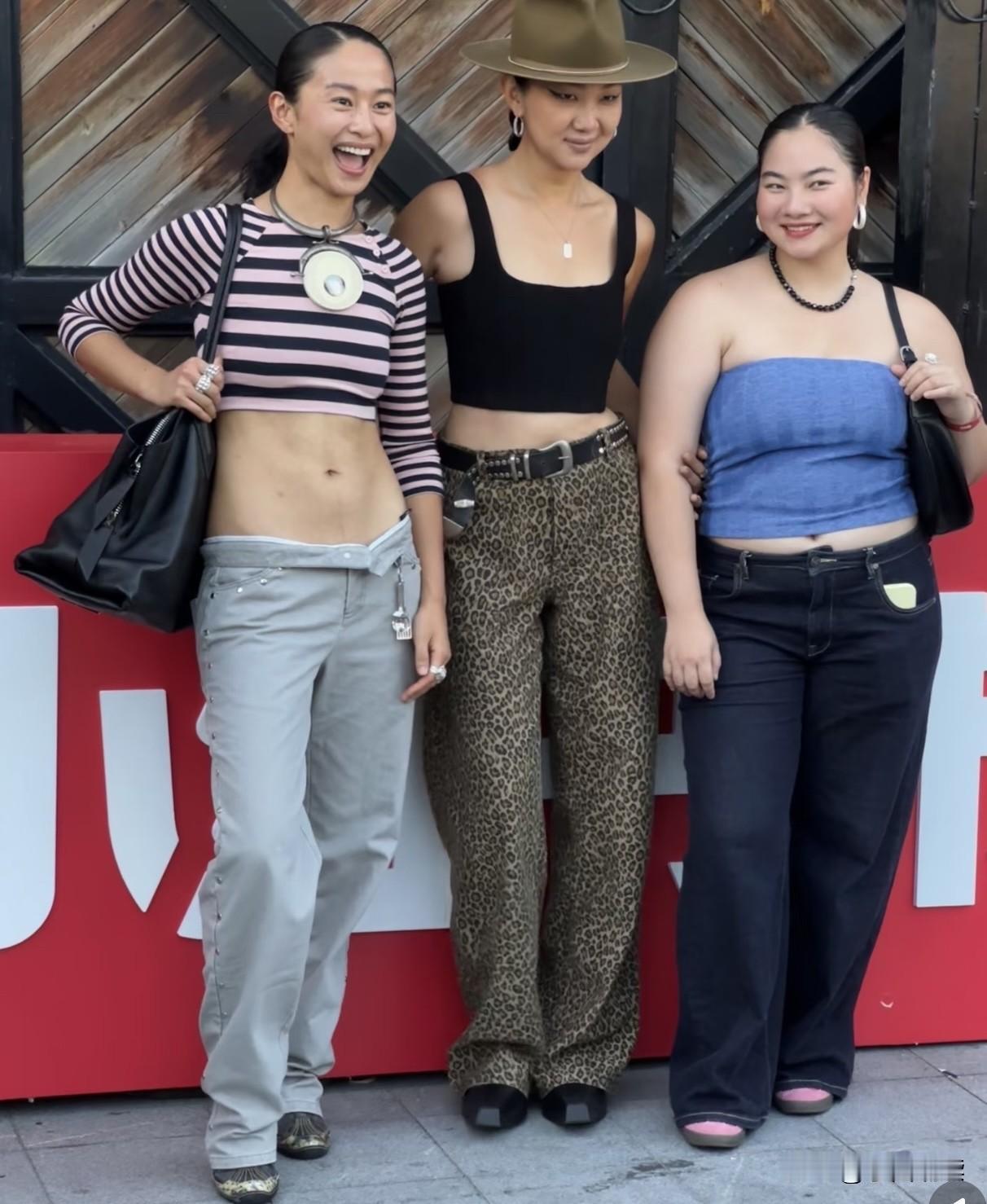 上海作为中国时尚之都，其魅力在路人的穿衣打扮中尽显无遗。漫步街头，无论是潮流感爆