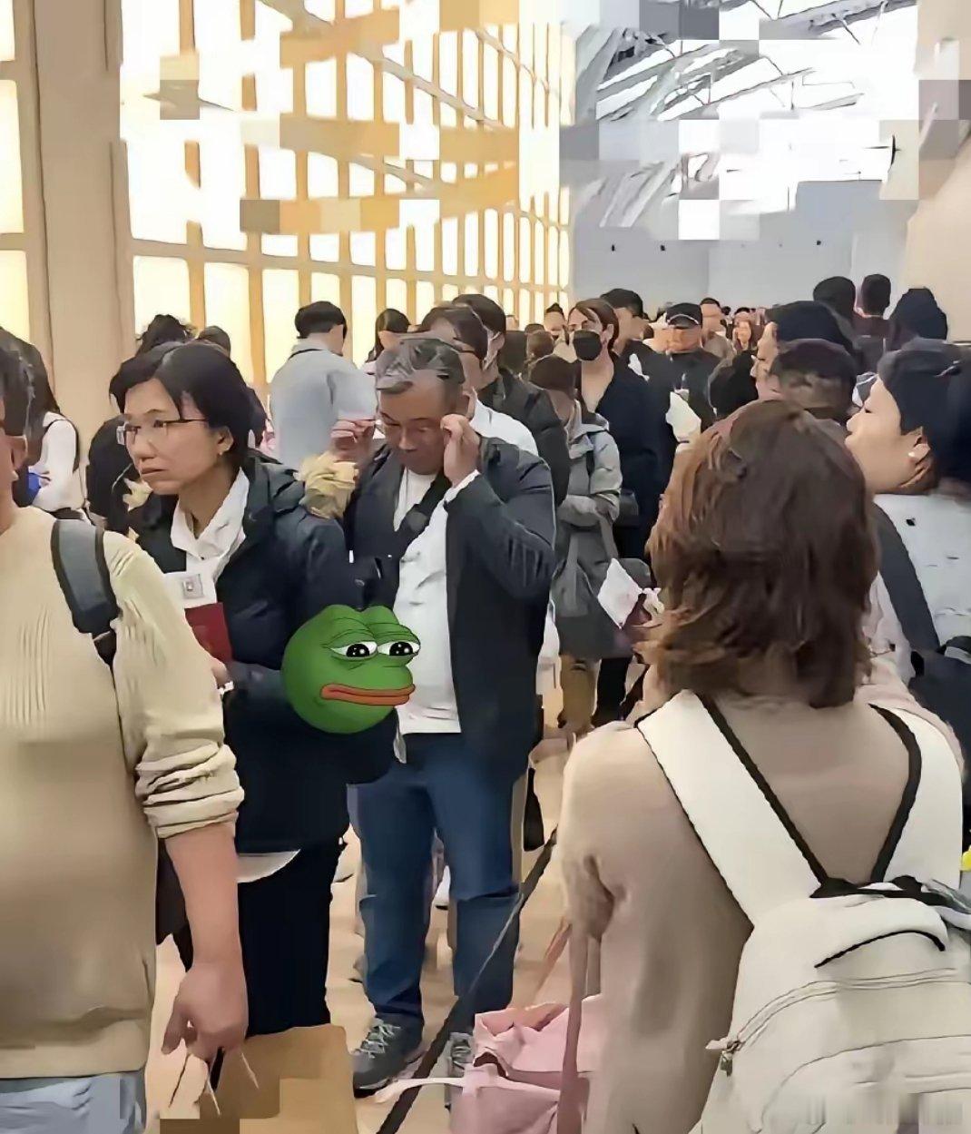 日本的各大机场，如今挤满了迫切想要返回中国的同胞。有人一句“再不回去，就想想19