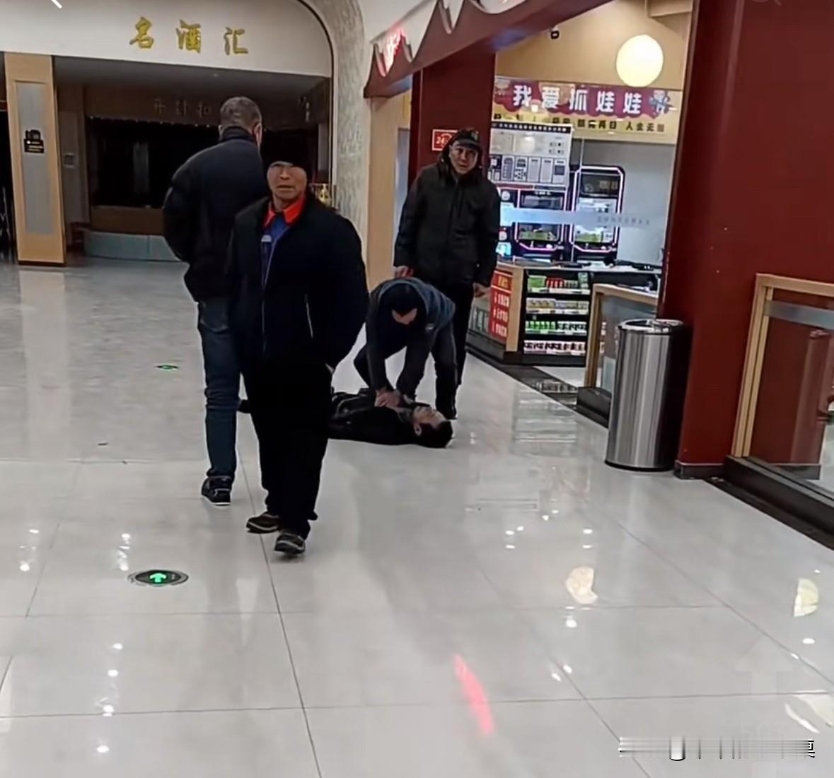 男子高速服务区下车上厕所，突然倒地不起，救护车来到就已经死亡！网友说，可能路途