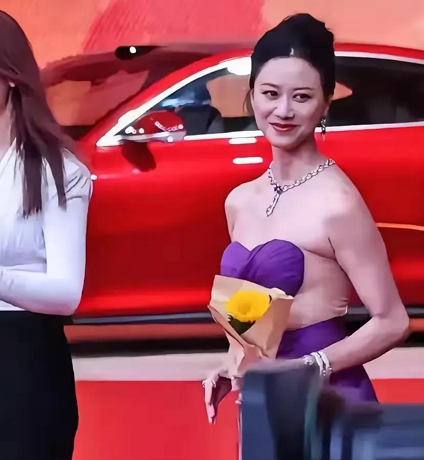 我的天哪！倪虹洁，你都这体态了，还露的这么肆无忌惮，你不尴尬吗？近日，倪虹洁现
