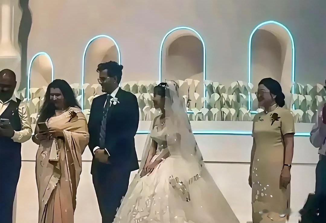 上海一位姑娘如愿的将印度男子娶回了家，120万的费用全部由女方掏的，印度公婆来国