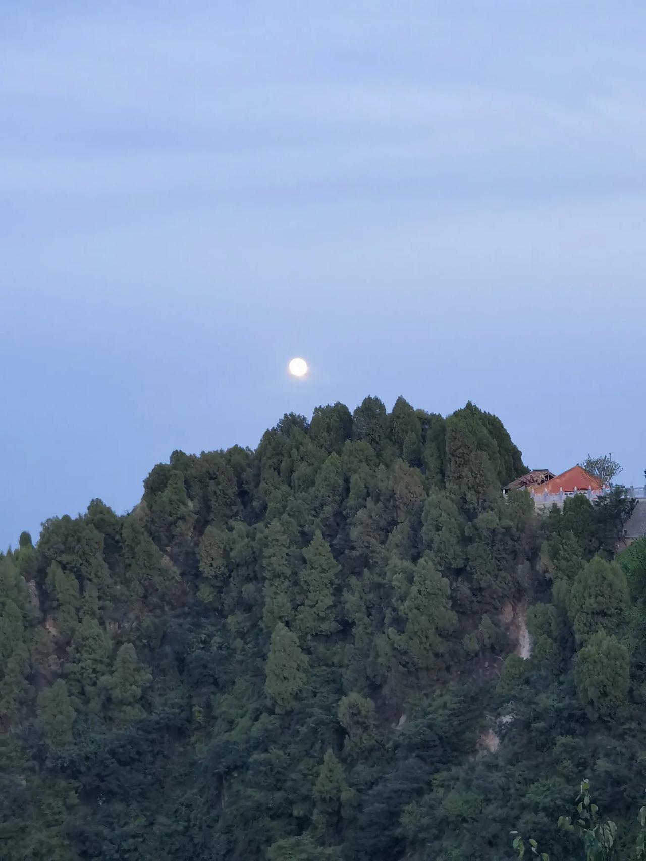 西安洪庆山上十五的月亮🌙真的看起来很大！昨天傍晚有空爬上了位于临潼洪庆山仁宗庙