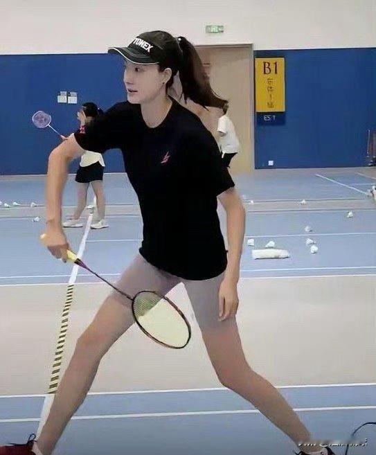 当年林丹就是因为这双大长腿，才爱上了谢杏芳。羽毛球队第一大长腿真是名不虚传