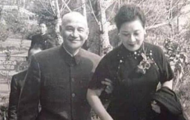 1975年，蒋介石刚咽气，比蒋经国只大12岁的宋美龄就想独揽大权，没想到，一向憨