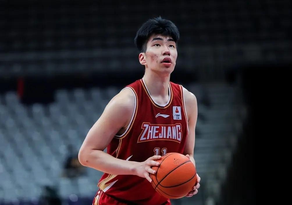 余嘉豪四年B类续约出炉，球迷对此争议不断浙江稠州俱乐部已经与余嘉豪完成续约