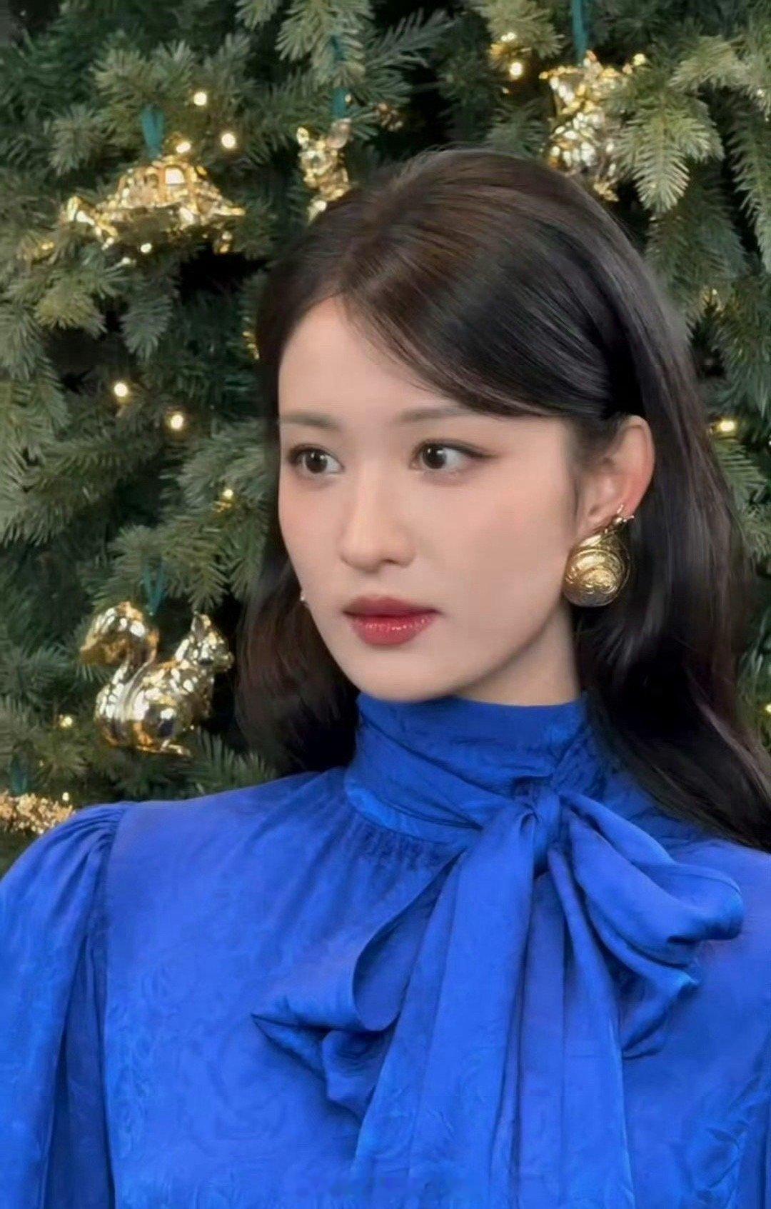 田曦薇、王楚然同品牌同款不同色高领衬衫，你更喜欢谁的风格？