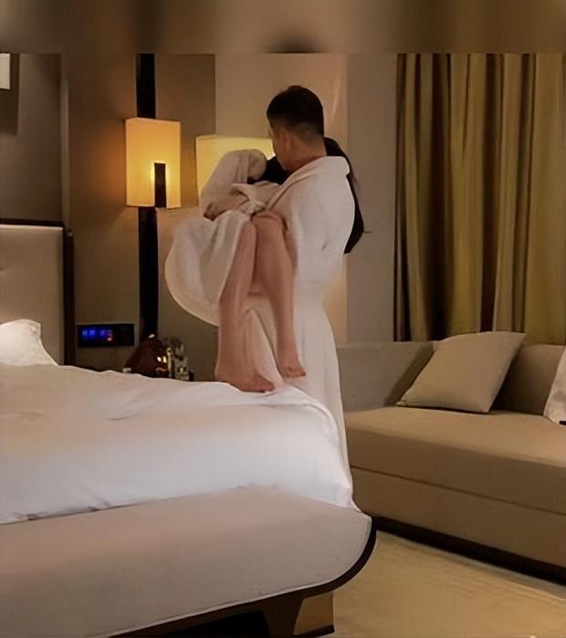 海南海口，男子与女网友去开房。期间女网友以帮忙清洗价值71555元的金项链和金戒