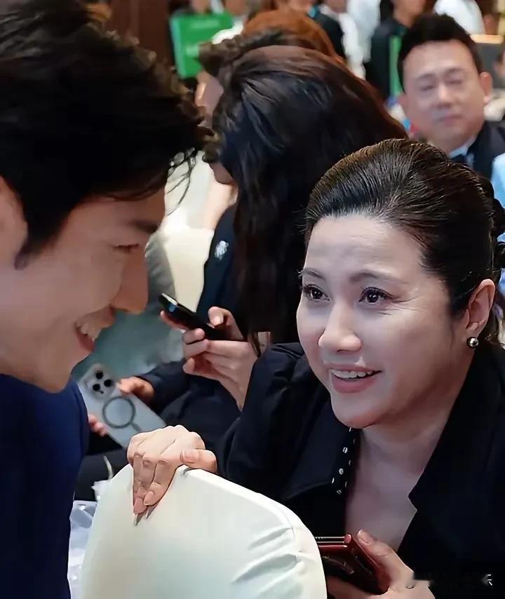 影后颜丙燕找了个小20岁男友，母子既视感，颜丙燕不年轻了，皱纹很明显。小男友