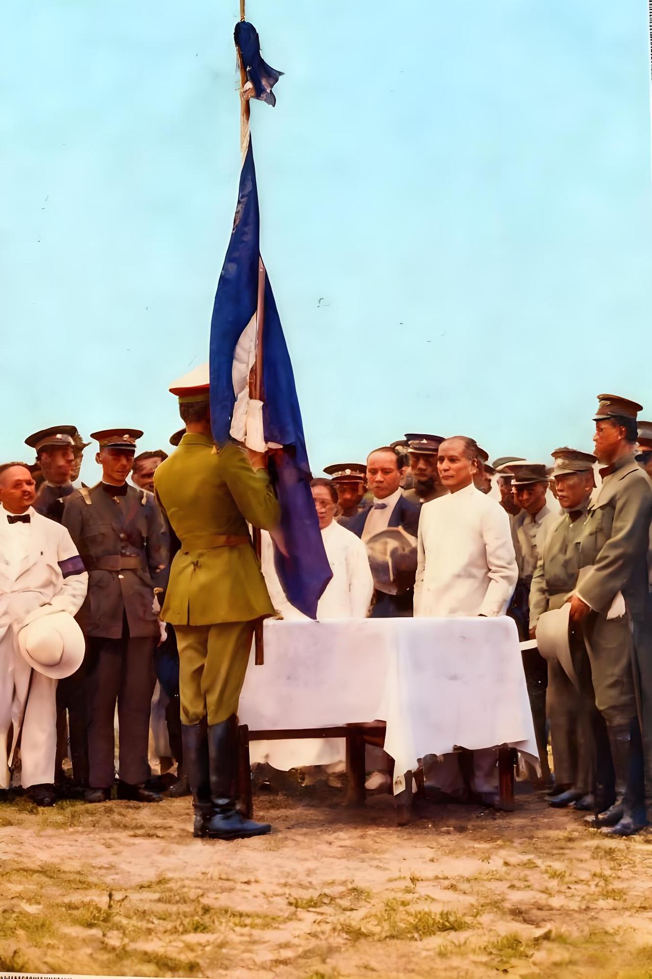 这张照片定格了1924年11月孙中山收缴广州商团武力的仪式场景。画面中央，一名身