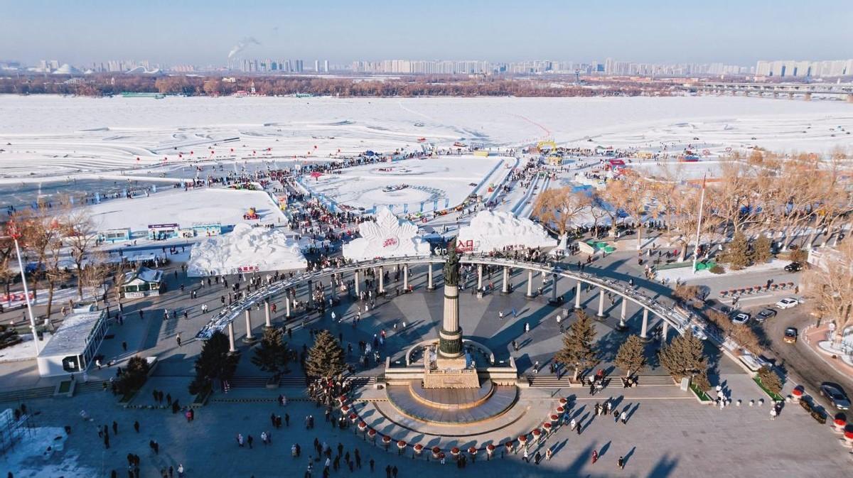 沃尔沃这次把新车冻在哈尔滨中央大街的冰雕里，一冻就是40天。这么做的底气是他