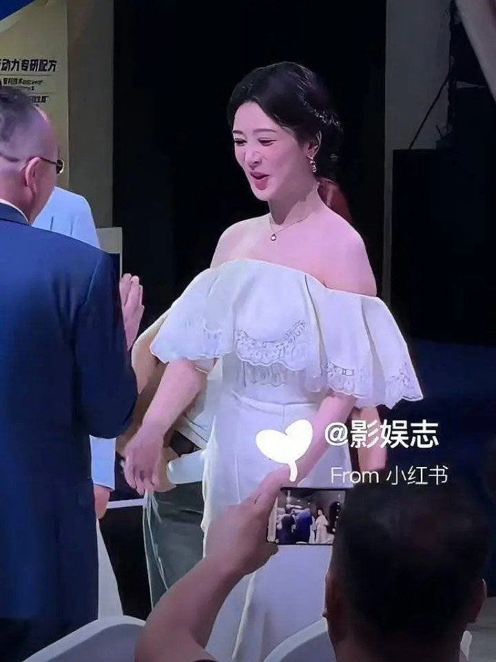 杨紫这脸咋成这样了？？