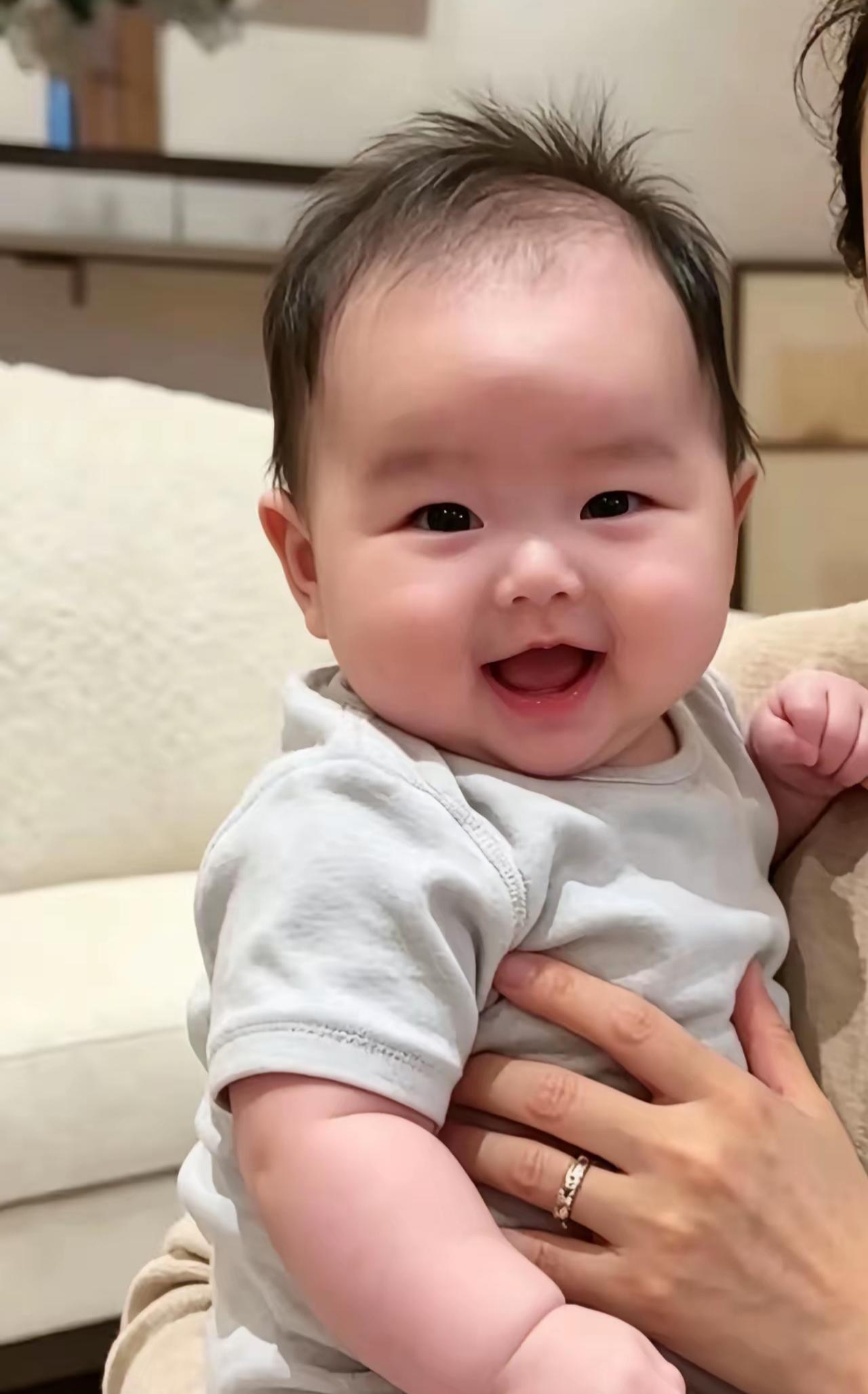 俗话说：“爱笑的孩子运气好”，说的估计就是小汪宝这样的宝贝吧？的确是这样，小