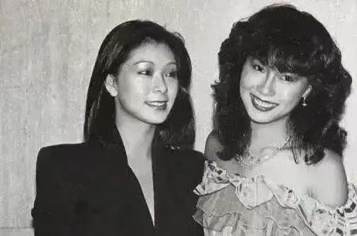 四十年时间，同样两个人，两个女神已经老去，伤了多少少年的心！​​​