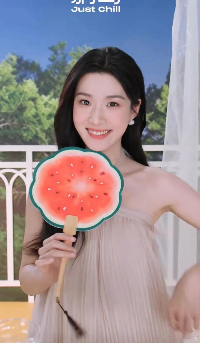 突然发现，卢昱晓的五官还挺大众化的，不挑脸型，但也不惊艳，属于那种一看就认得出来