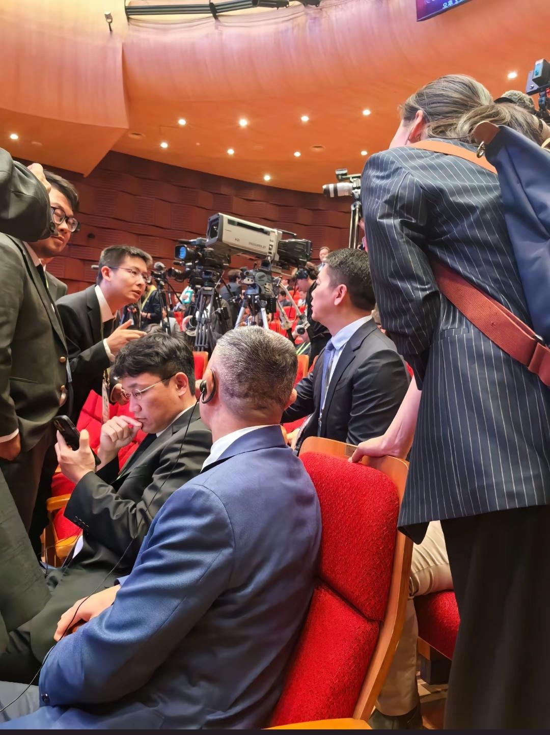 王兴兴去了韩国APEC峰会，作为中国青年一代企业家，他在机器人领域做出了不小的成