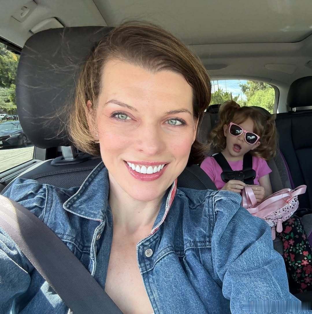 millajovovich米拉乔沃维奇家最小的闺女Osian幼儿园毕业啦，九月