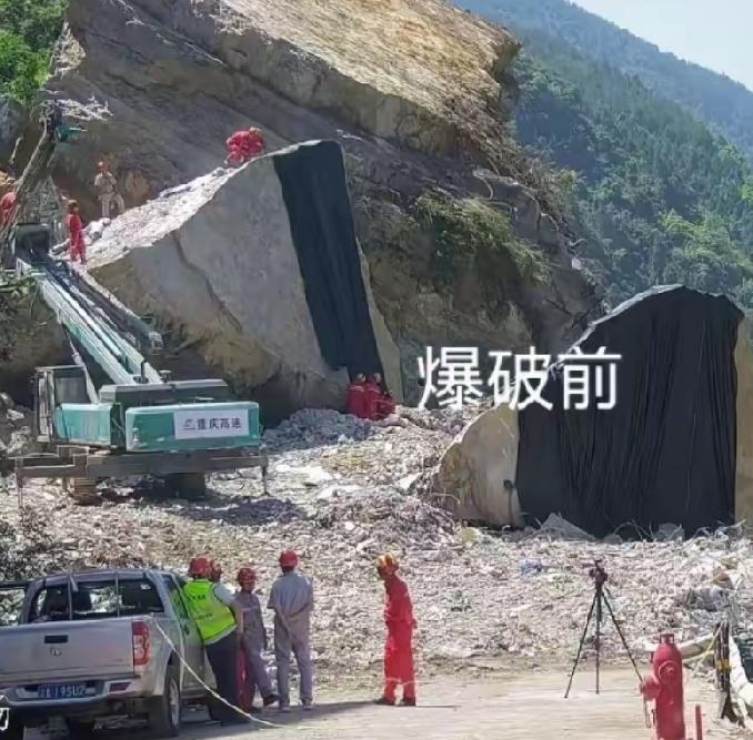 爆破前后这对比图，效果很震撼啊！今天重庆可是40度的高温天气，彭水县城的温度
