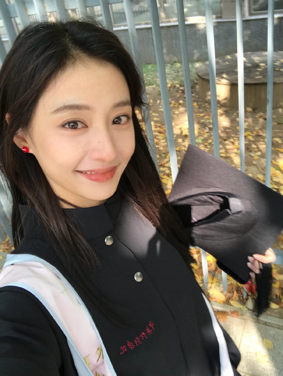 胡连馨毕业典礼美我一跳，那就再补一句：毕业快乐！感觉姐姐才刚入学[捂嘴