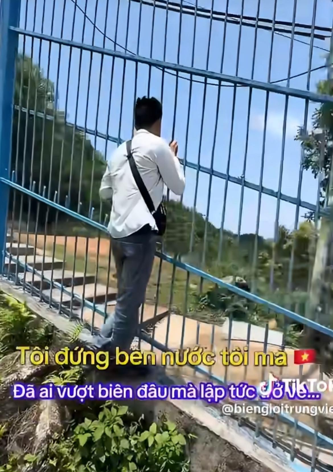 越南男子发视频吐槽自己只是站在越南的土地，却被中国的喇叭警告他站的地方是中越