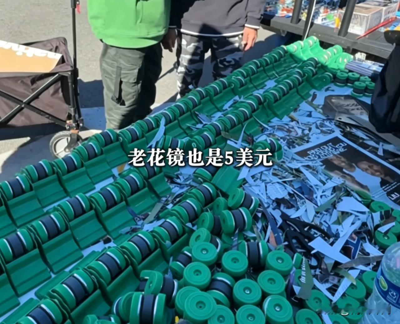 纽约的张大哥更讲究，义乌的磁吸数据线、故宫纹样的丝巾，全贴中英文标签，还特意考了