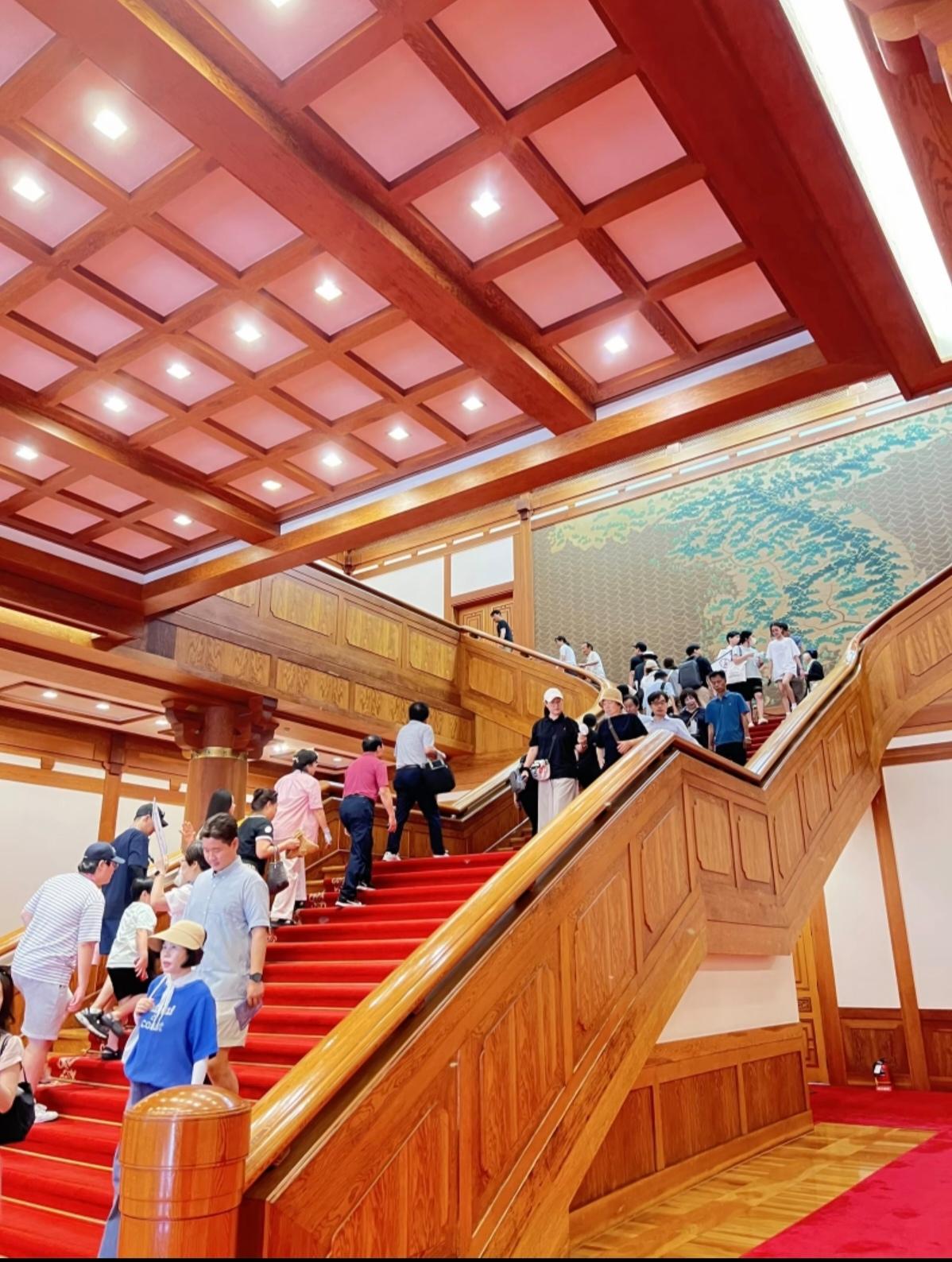 李在明重返青瓦台办公，看到青瓦台内部的装饰风格，妥妥的具有“中国味”。都说韩国是