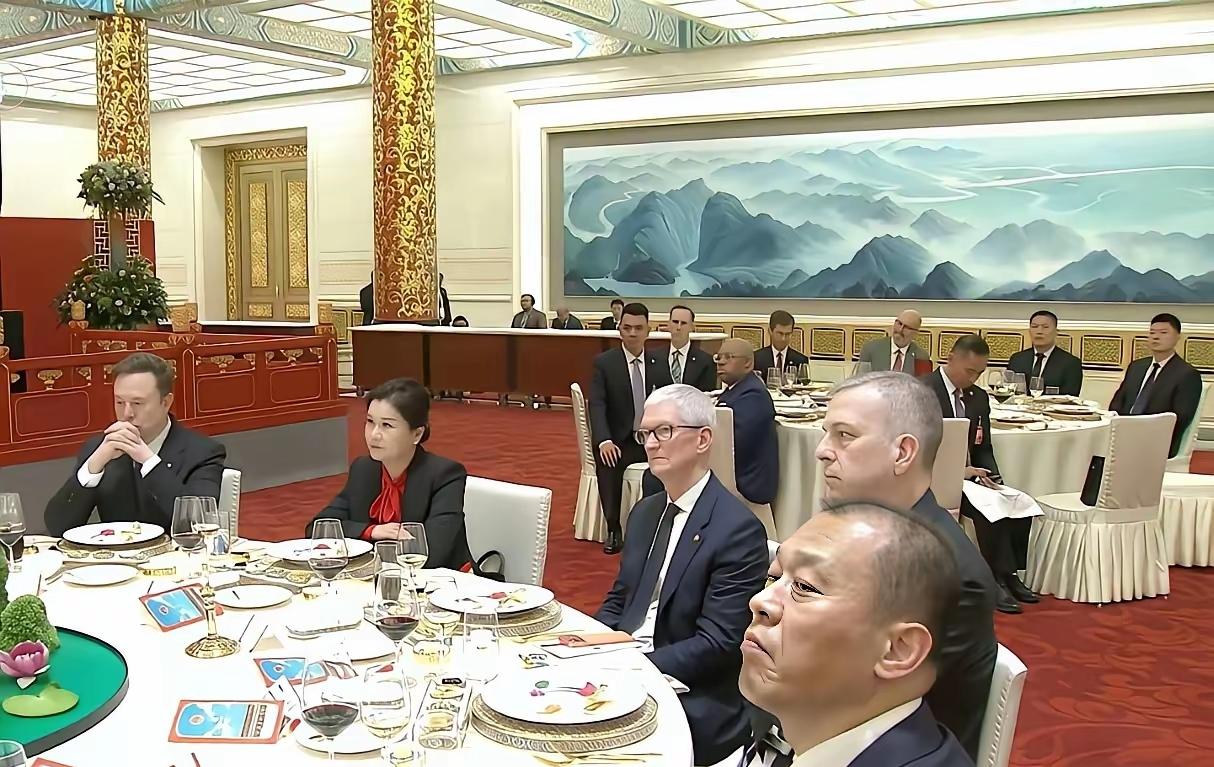有没有能认全图中的这5个人的，我只认得两位，一位是用手托着下巴，若有如思的马斯克
